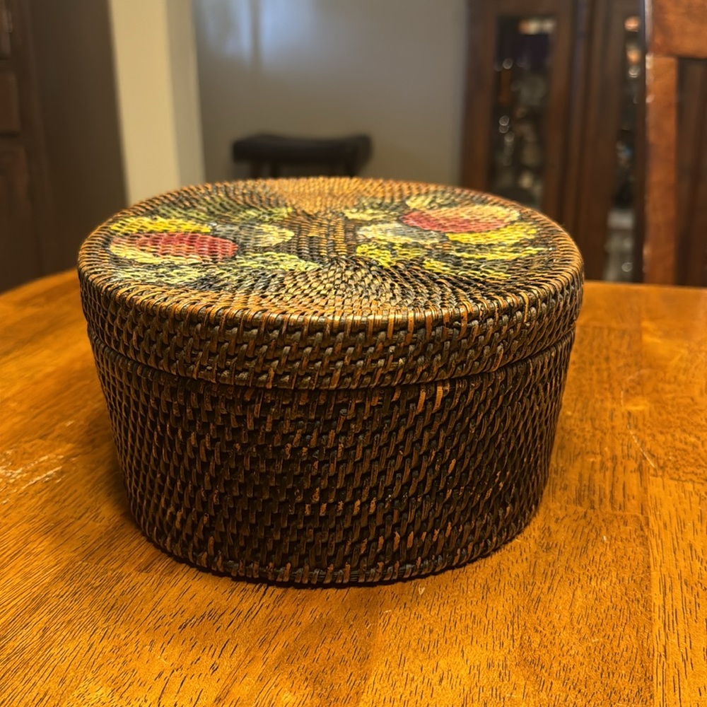 Antique rice straw painted storage container. - Picture 5 of 10